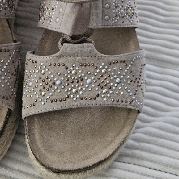 Madeline Girl Women's Beige Sandals with Rhinestone Detailing Size 8.5 - Picture 2 of 10